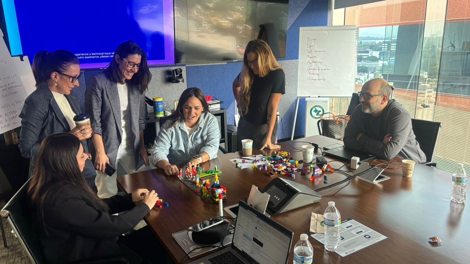 Time em dinâmica de team building com peças de montar
